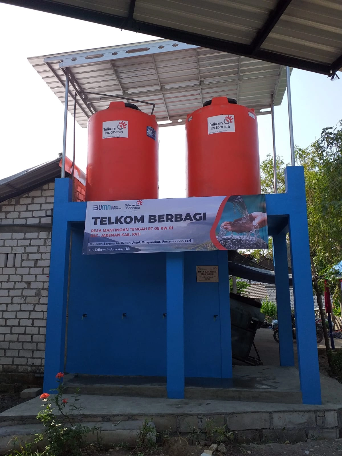 Telkom salurkan air bersih